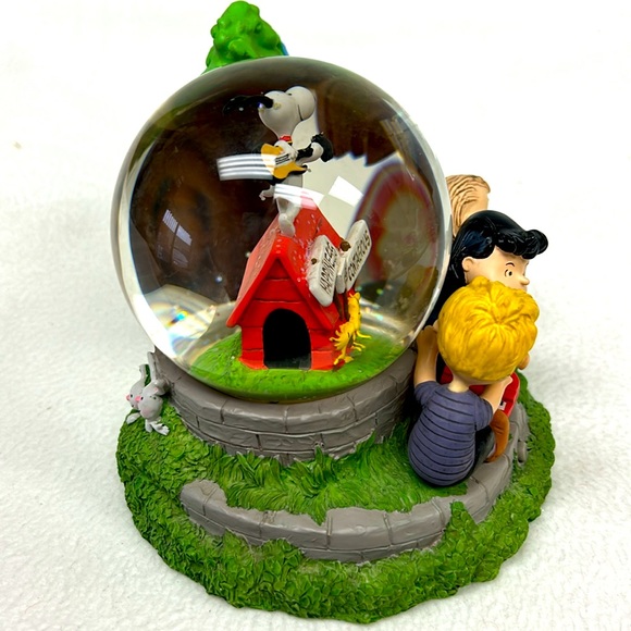 2014 PEANUTS Hallmark HAPPINESS IS CONTAGIOUS” musical snow globe - Picture 5 of 15